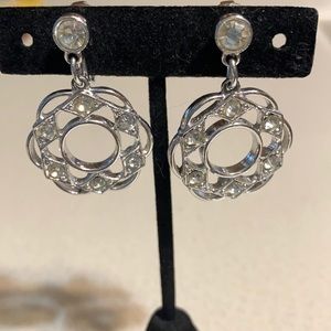 Sarah Coventry silver tone rhinestone clip on earrings (170)